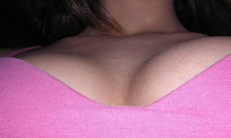 Hon vill ha din heta kuk mellan sina tuttar